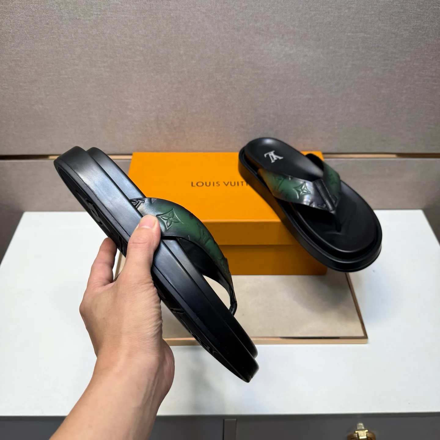 ⬛️Men's shoes 💰p400 [LV～] Men's casual slippers 2025z cabinet sales simultaneously 🔶Size: 39-44#️⃣ 🔷4 colors🔜The upper is made of cowhide stitching➕Genuine leather lining, comfortable and breathable, sole: original comfortable and wear-resistant outsole, ⚠️Real 📱Photographed🎬The real thing is better📢📢📢